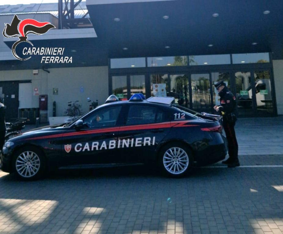 Ferrara, danneggia vetrate e aggredisce un carabiniere: arrestato un 20enne