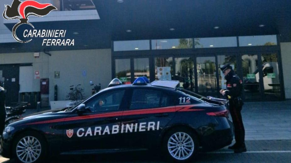 Ferrara, danneggia vetrate e aggredisce un carabiniere: arrestato un 20enne