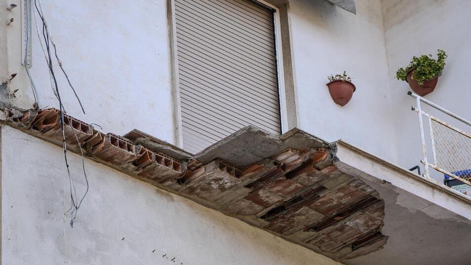 Il terrazzo crollato in via Bonomo