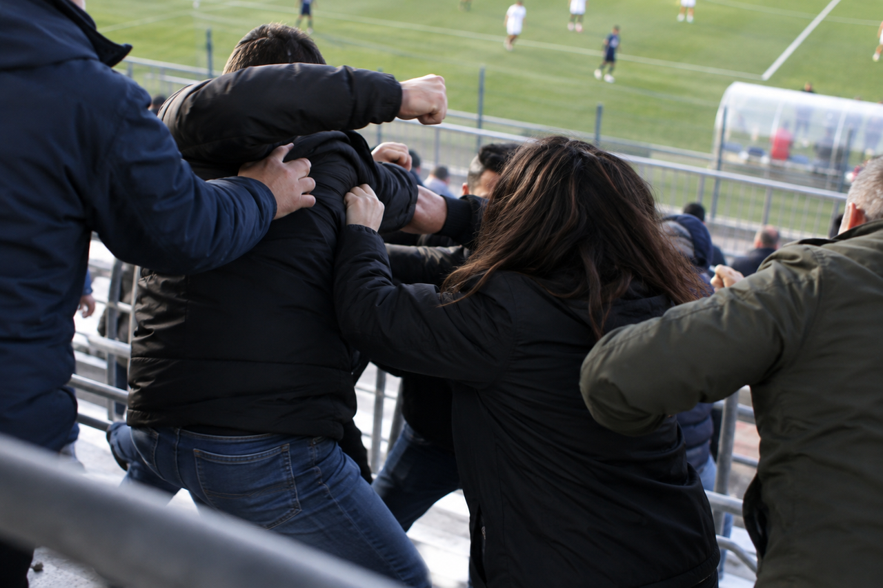 Rissa tra genitori durante la partita degli under 18: i figli vanno sugli spalti per dividerli