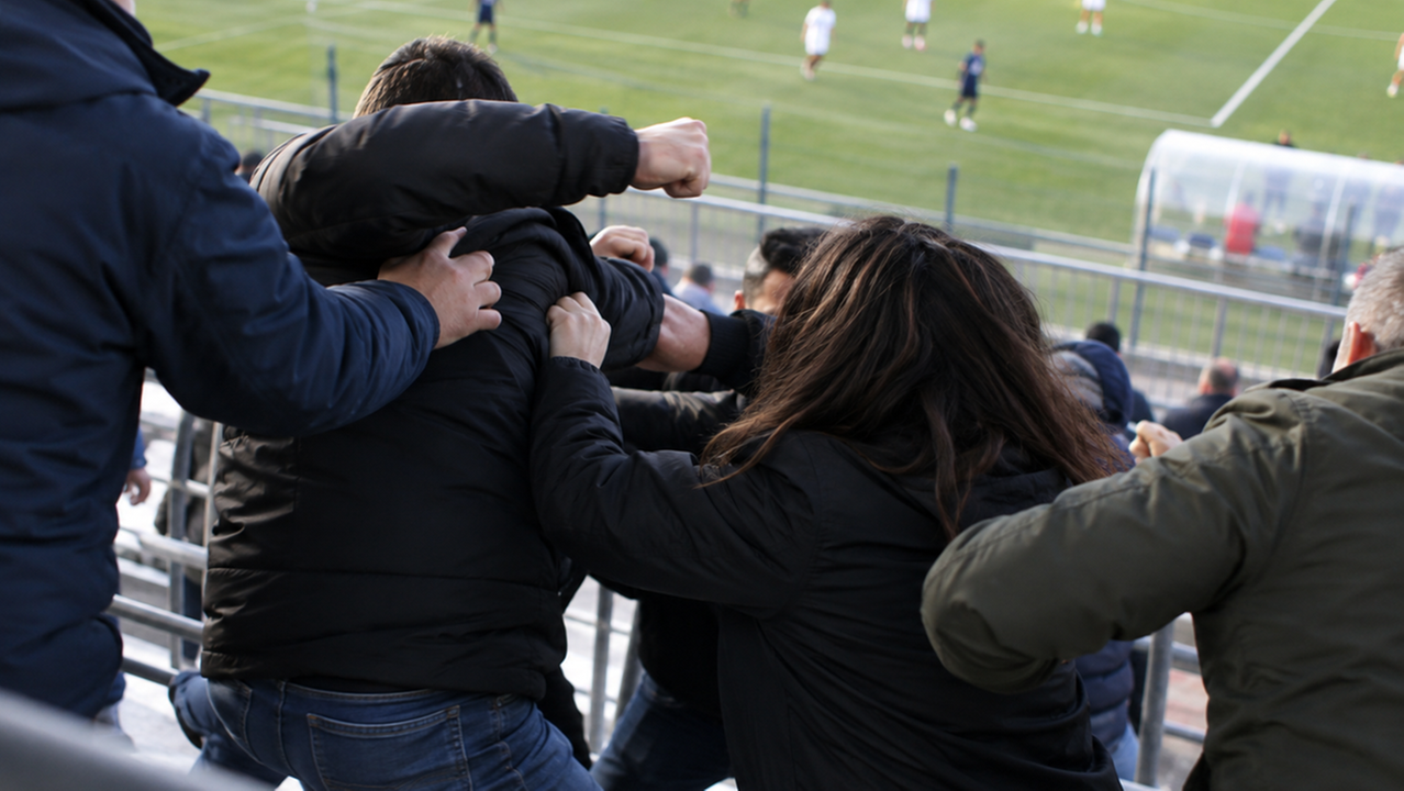 Rissa tra genitori durante la partita degli under 18: i figli vanno sugli spalti per dividerli
