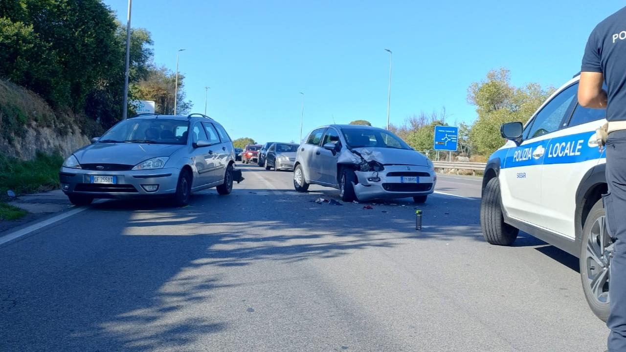 Sassari, violento tamponamento al semaforo: una donna al pronto soccorso