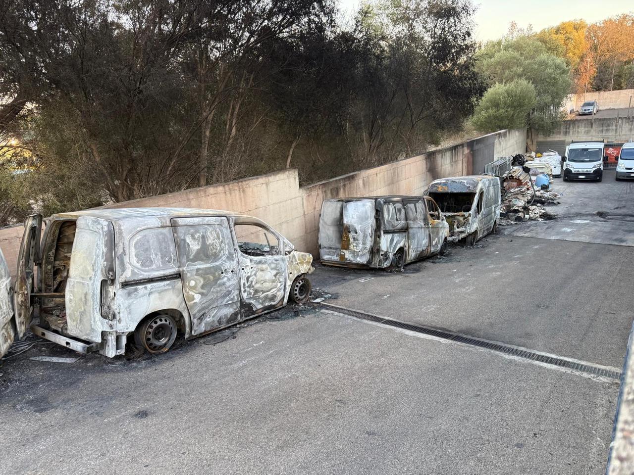 Attentato incendiario nella zona artigianale: in fiamme cinque furgoni