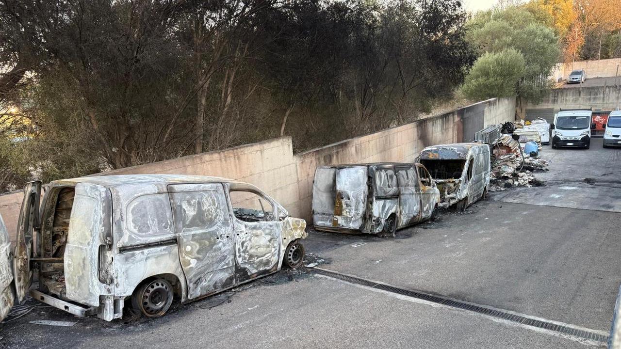 Attentato incendiario nella zona artigianale: in fiamme cinque furgoni