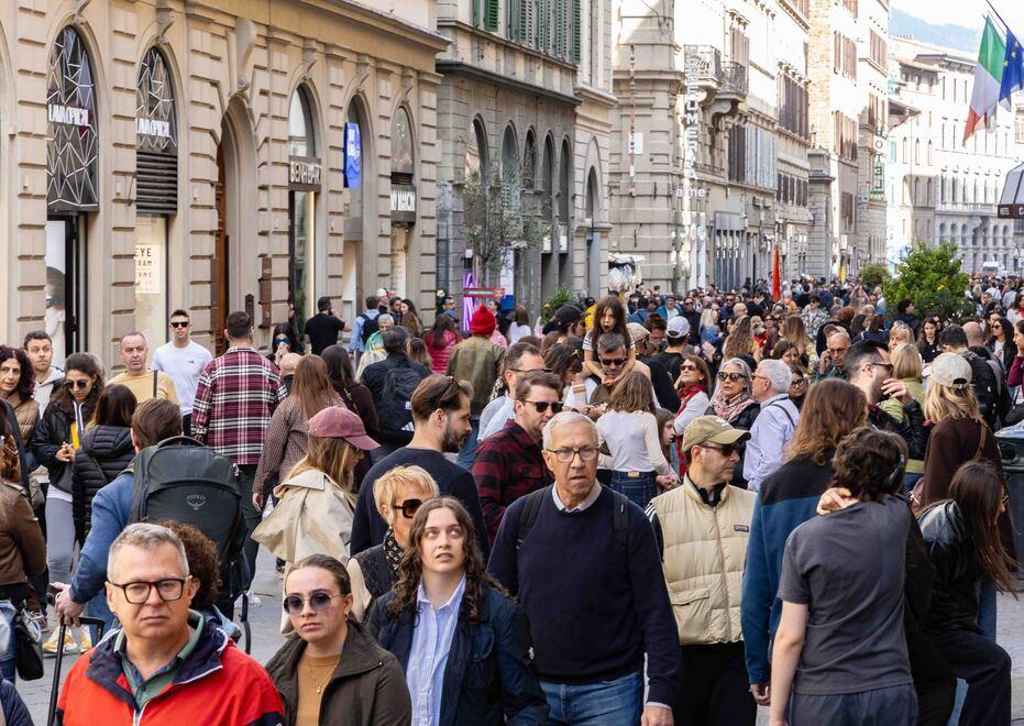 Corre, urta il vetro e si rompe il naso: il negozio adesso deve risarcirla