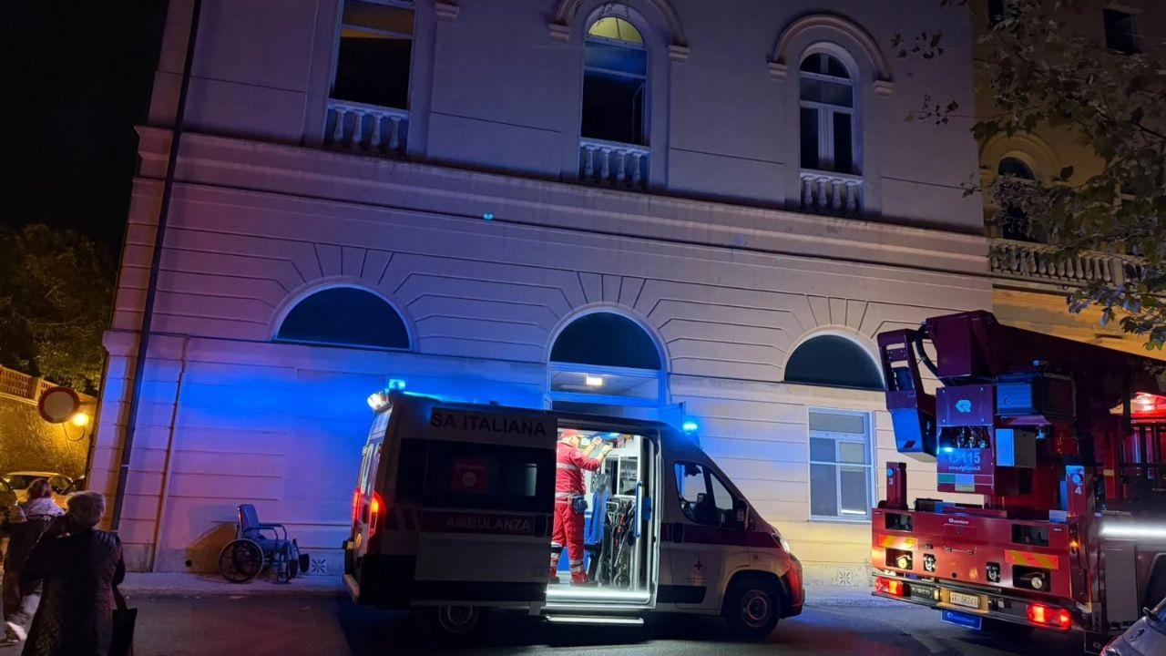 
	I mezzi di soccorso davanti alla Rsa Campiglia (foto Lorenzo Manzini)

