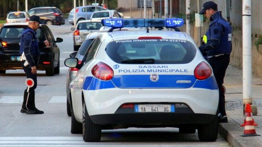 Sassari, ruba al centro commerciale e aggredisce gli agenti in borghese, arrestato un 31enne