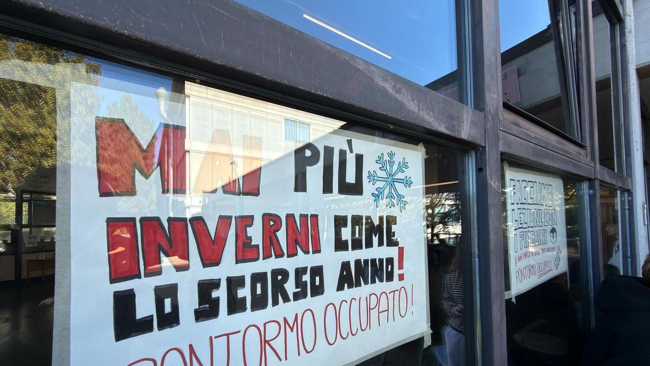 Uno dei cartelli esposti dagli studenti de Il Pontormo durante l’occupazione