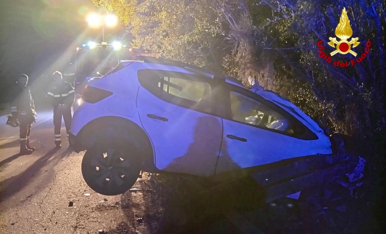 Incidente al bivio per Cannigione-Baia Sardinia, l’auto esce di strada e resta incastrata nel guard-rail: un ferito