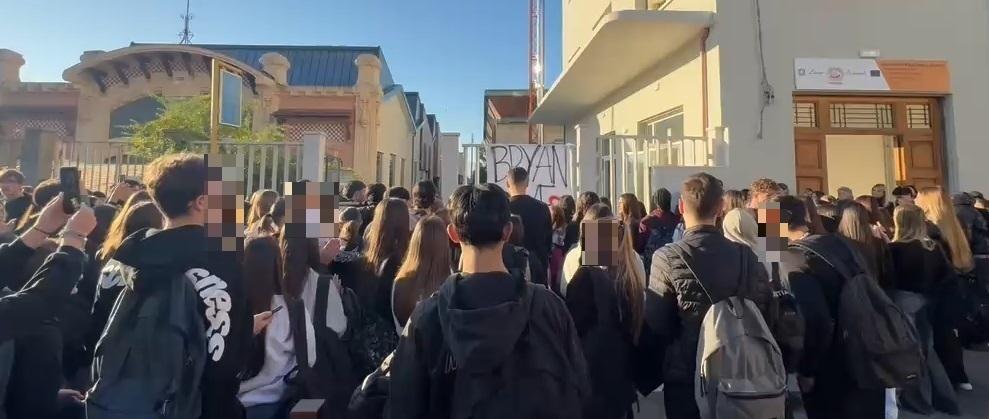 
	Gli studenti raccolti nel ricordo del 16enne

