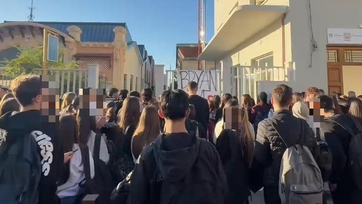 Gli studenti raccolti nel ricordo del 16enne