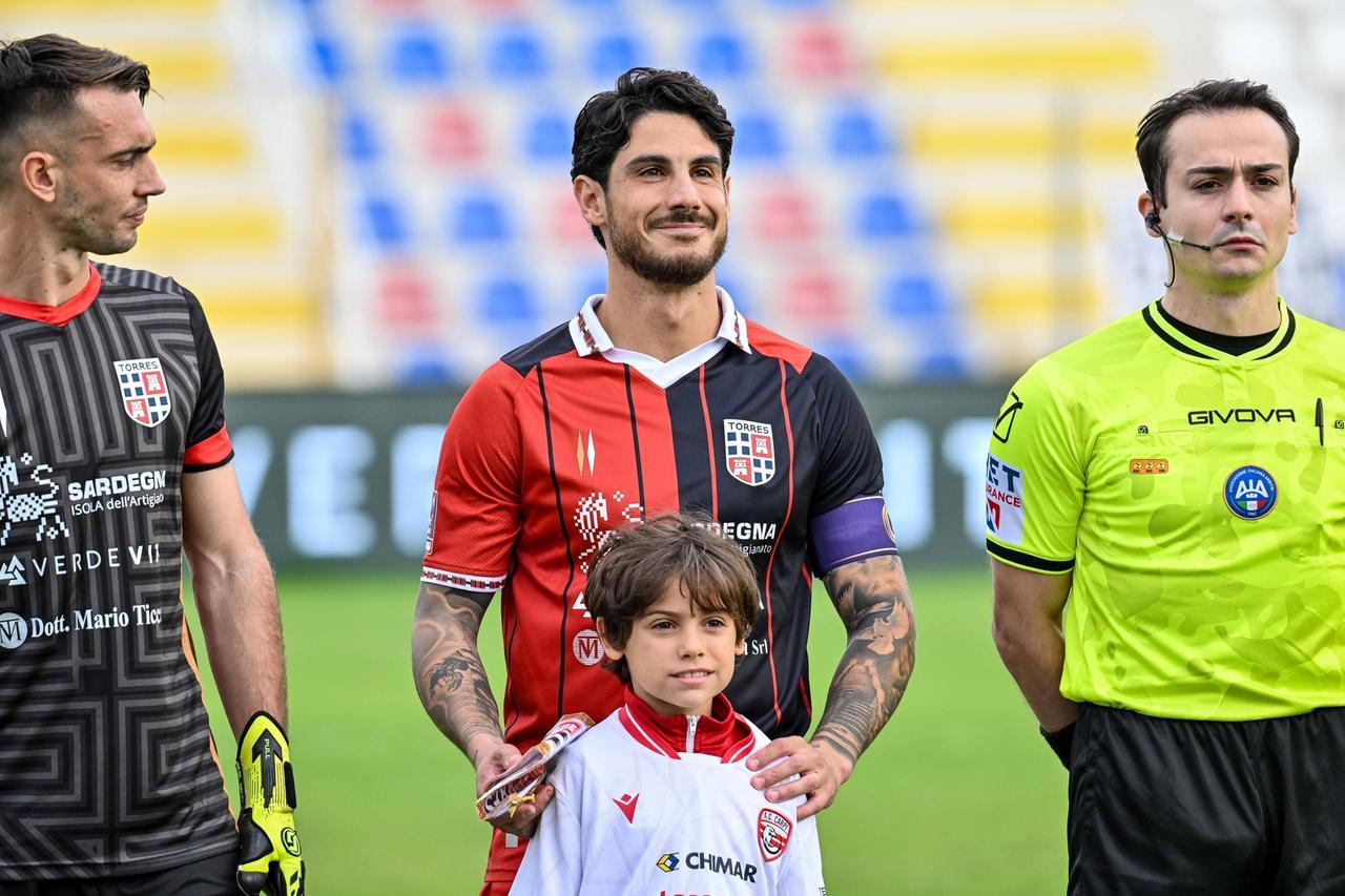 Torres, ecco cosa è successo a Mastinu. La società: «Frattura di due vertebre cervicali»
