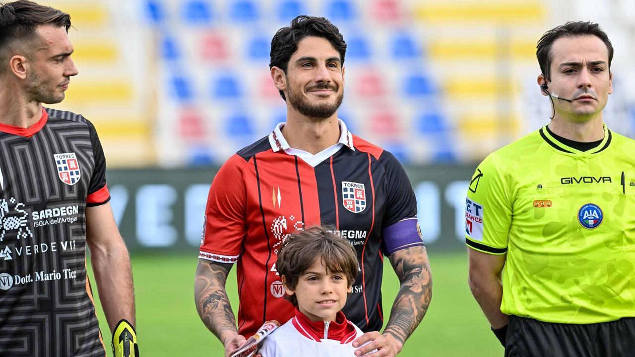 Torres, ecco cosa è successo a Mastinu. La società: «Frattura di due vertebre cervicali»