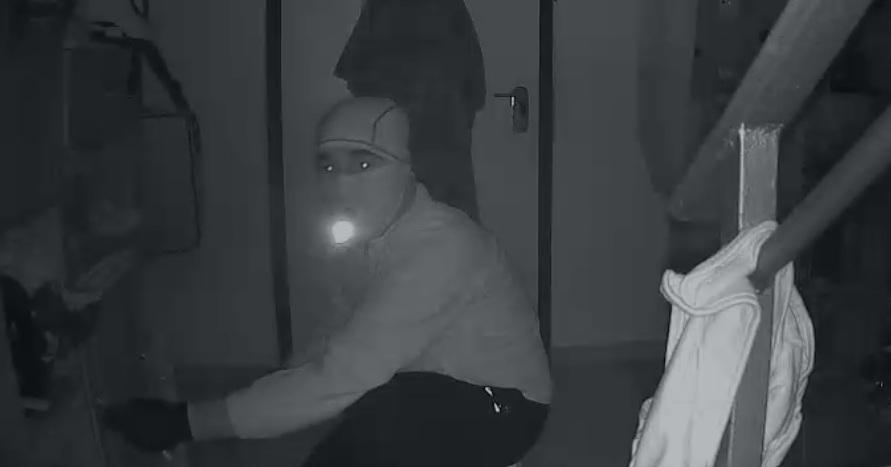 Correggio, raid dei ladri: «Cercavano oro e contanti, siamo assediati». Le telecamere riprendono tutto