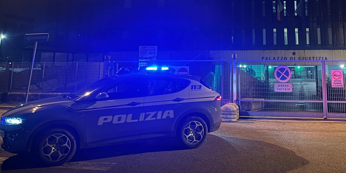 Tenta di violentare una donna nei bagni del centro commerciale: in carcere un 22enne