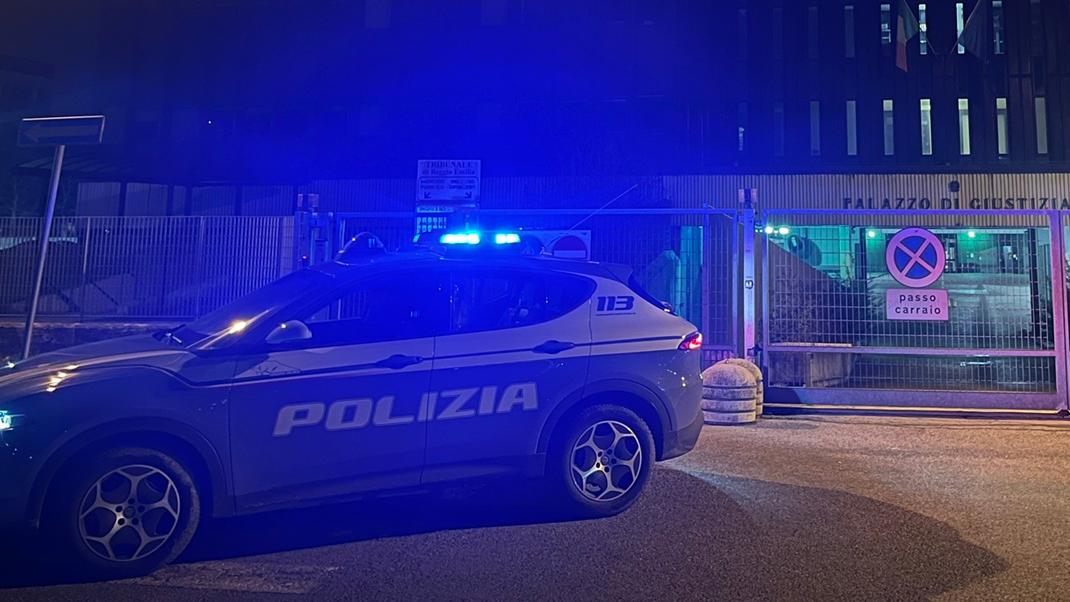 Tenta di violentare una donna nei bagni del centro commerciale: in carcere un 22enne