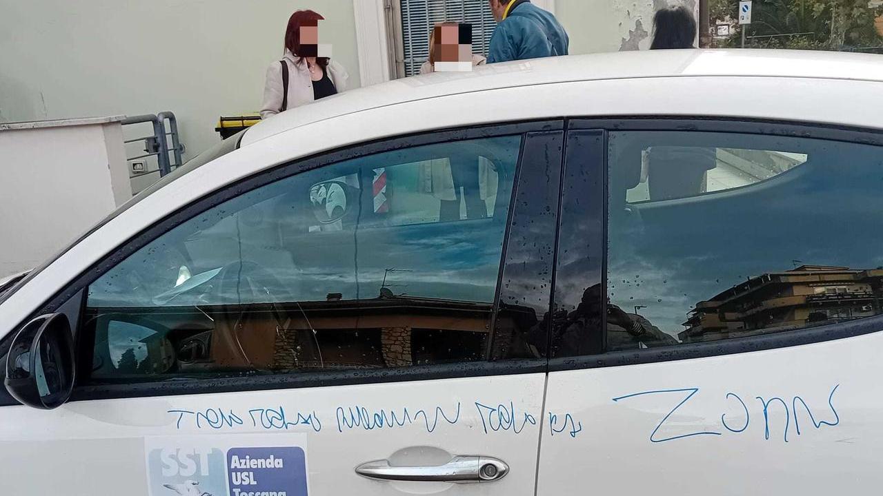 Una delle auto con le scritte