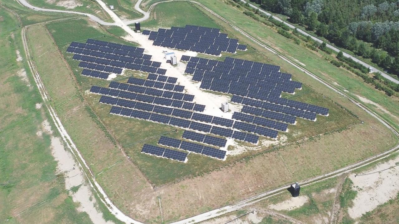 Un impianto fotovoltaico a terra (Foto di repertorio)