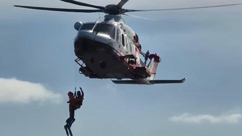 Naufrago in mare, interviene l’elicottero con il verricello – La spettacolare esercitazione