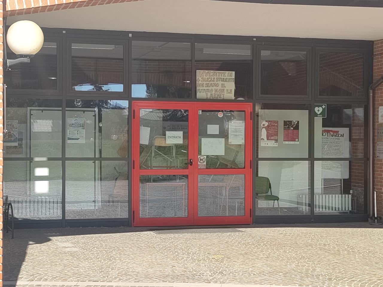 
	Le sedie ammassate all'ingresso del Rodari (foto Nucci)

