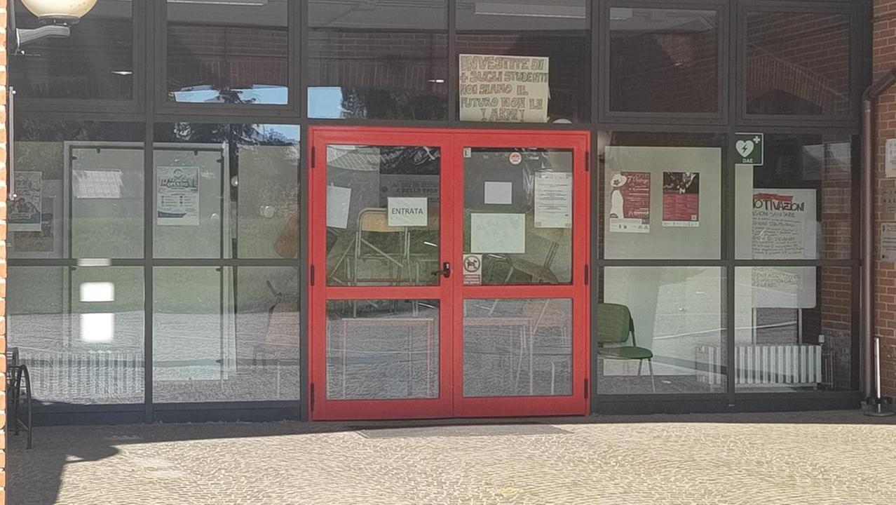 Le sedie ammassate all'ingresso del Rodari (foto Nucci)