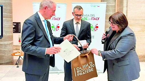 L'assessora Benedetta Squittieri insieme al ministro Adolfo Urso