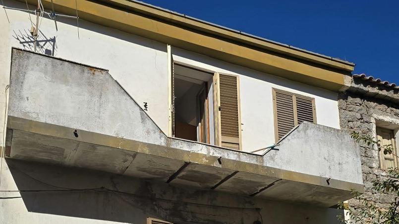 In prognosi riservata la donna caduta dal balcone – Ecco che cosa è successo
