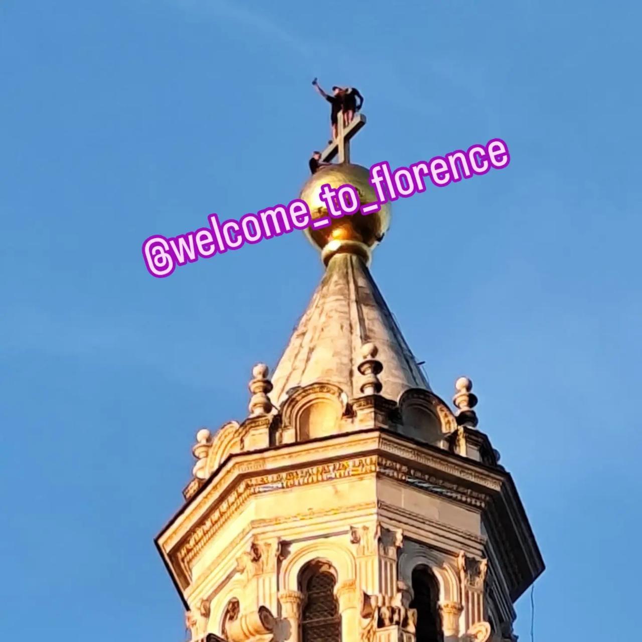 Firenze, videoselfie choc sulla croce della Cupola del Duomo a 115 metri d’altezza