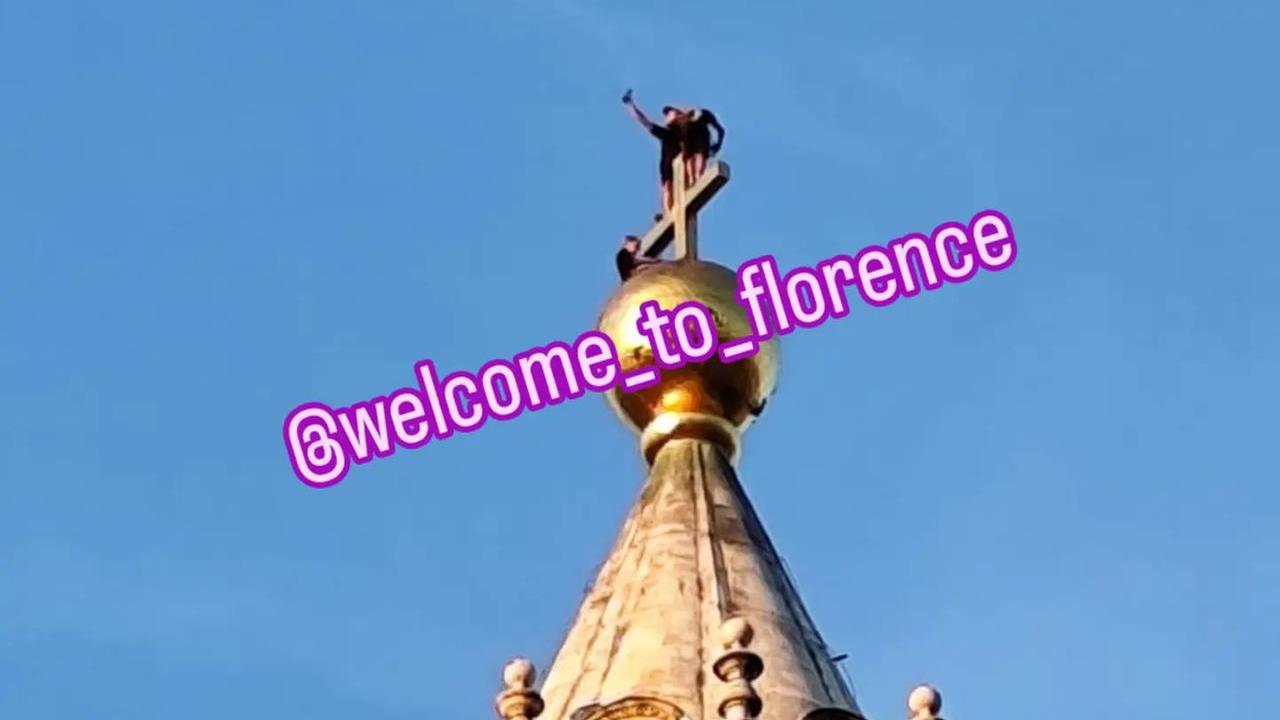 Firenze, videoselfie choc sulla croce della Cupola del Duomo a 115 metri d’altezza