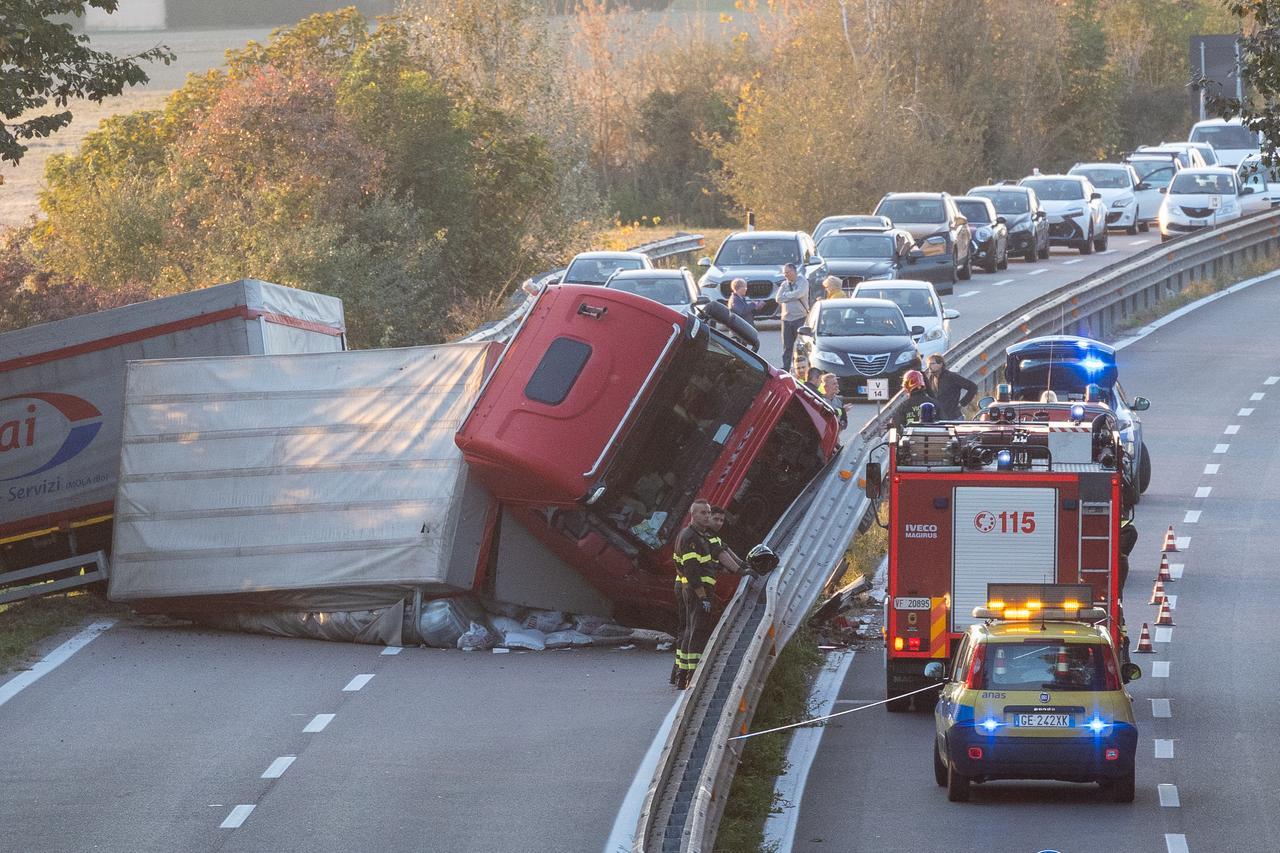 Camion sbanda e si rovescia, Superstrada bloccata a Masi San Giacomo