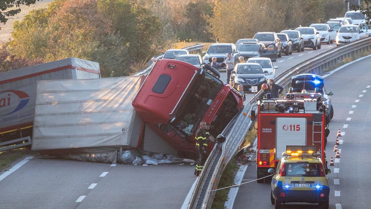 Camion sbanda e si rovescia, Superstrada bloccata a Masi San Giacomo