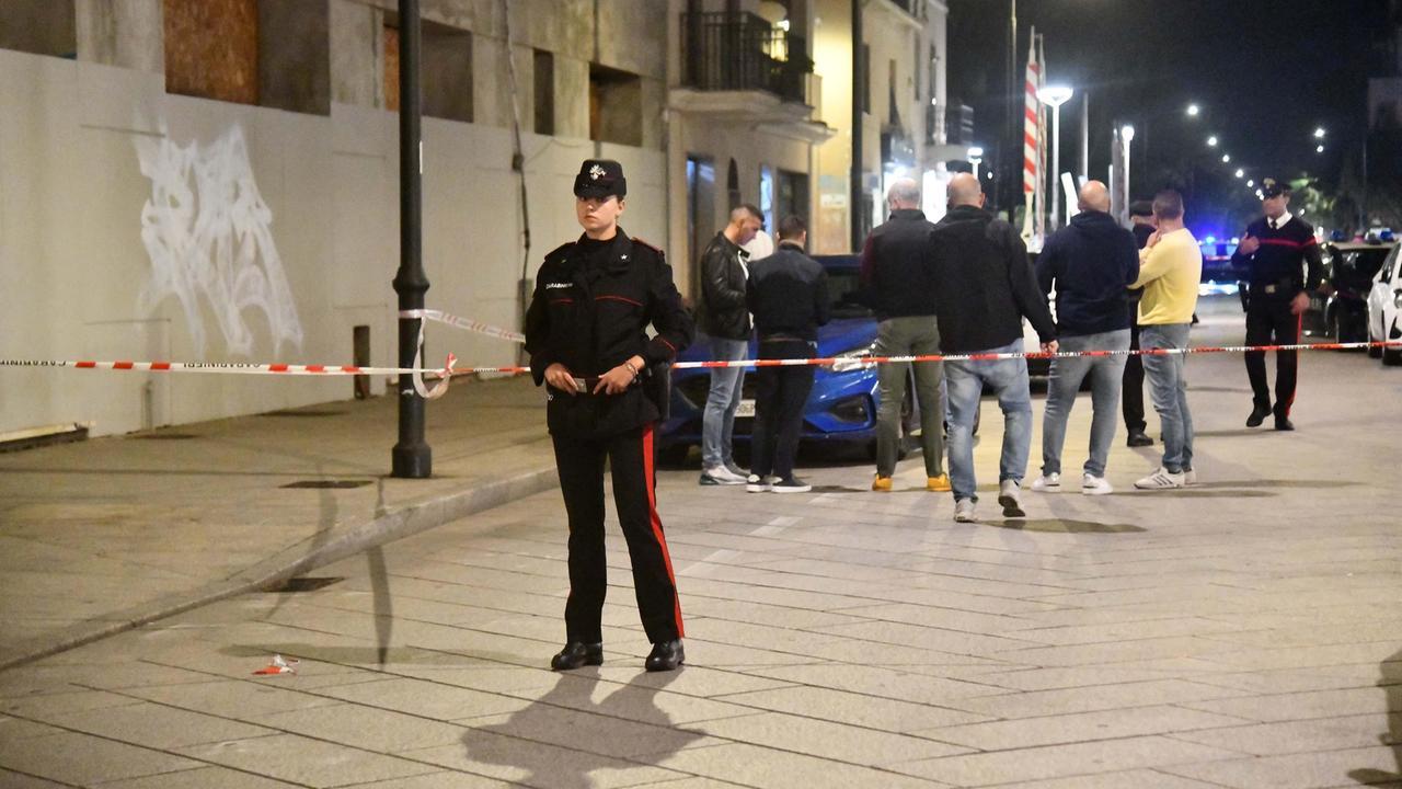 Olbia, la lite e le coltellate: caccia all’assassino – Chi è la vittima dell’omicidio al Corso