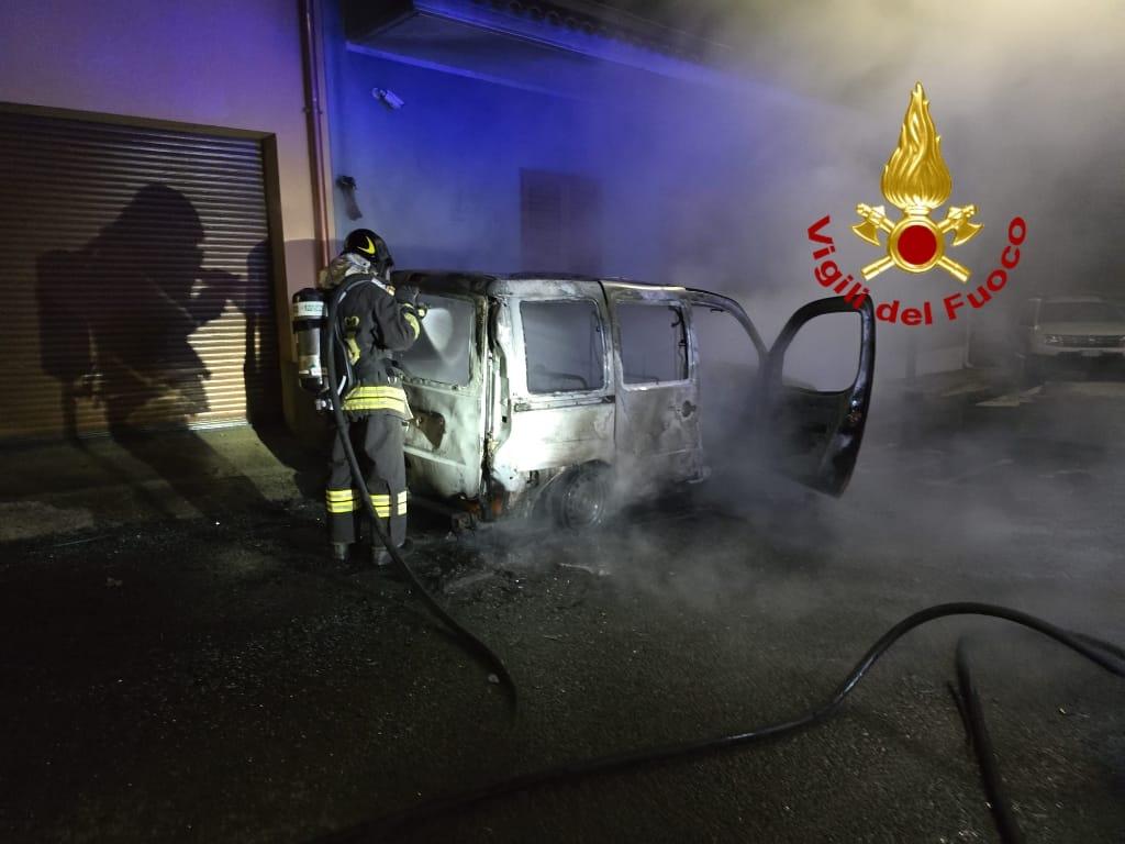 Attentato incendiario a Oristano: in fiamme un furgone