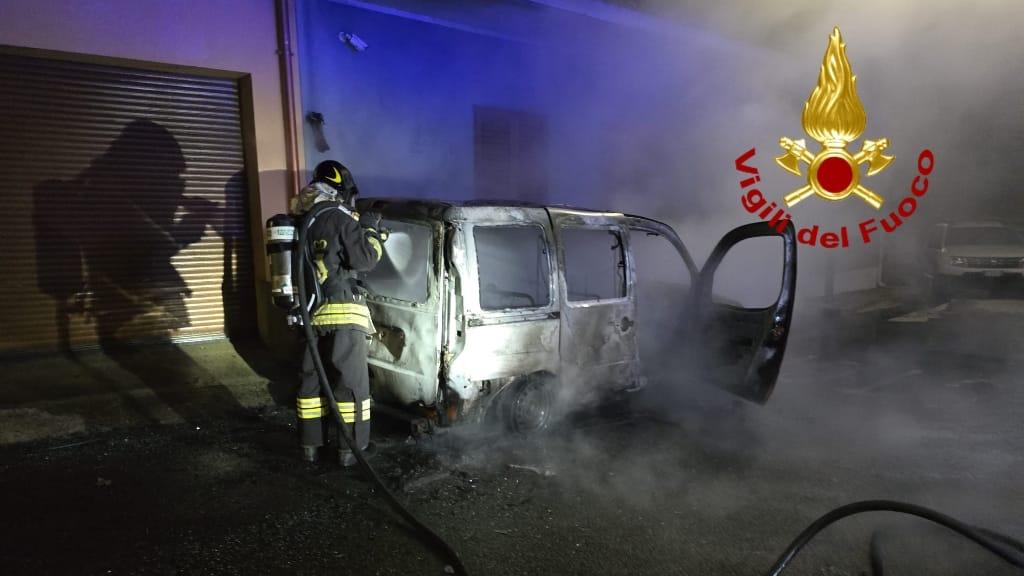 Attentato incendiario a Oristano: in fiamme un furgone