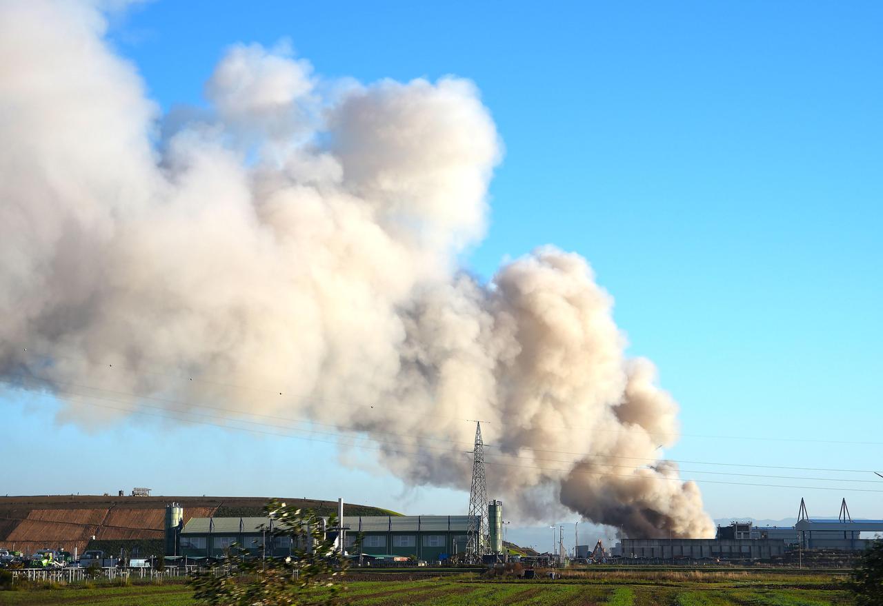 
	La colonna di fumo dell'ultimo incendio a Pontedera

