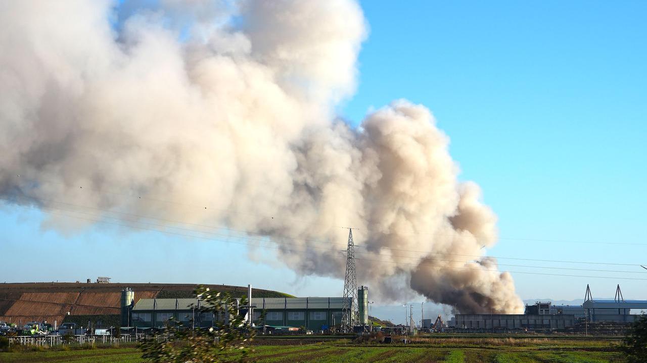 La colonna di fumo dell'ultimo incendio a Pontedera