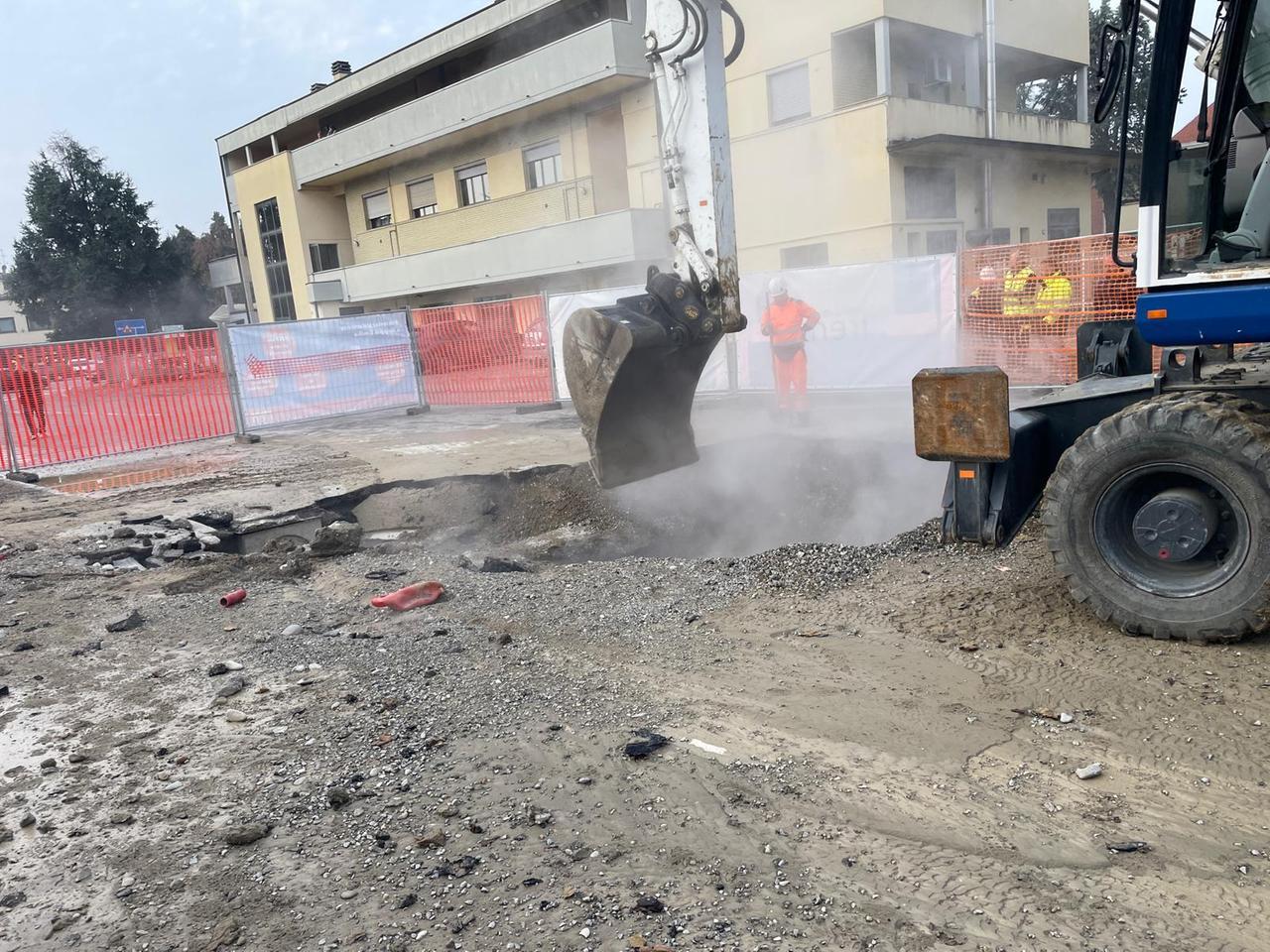 Si apre una voragine in strada a Reggio Emilia, auto precipita nel cedimento