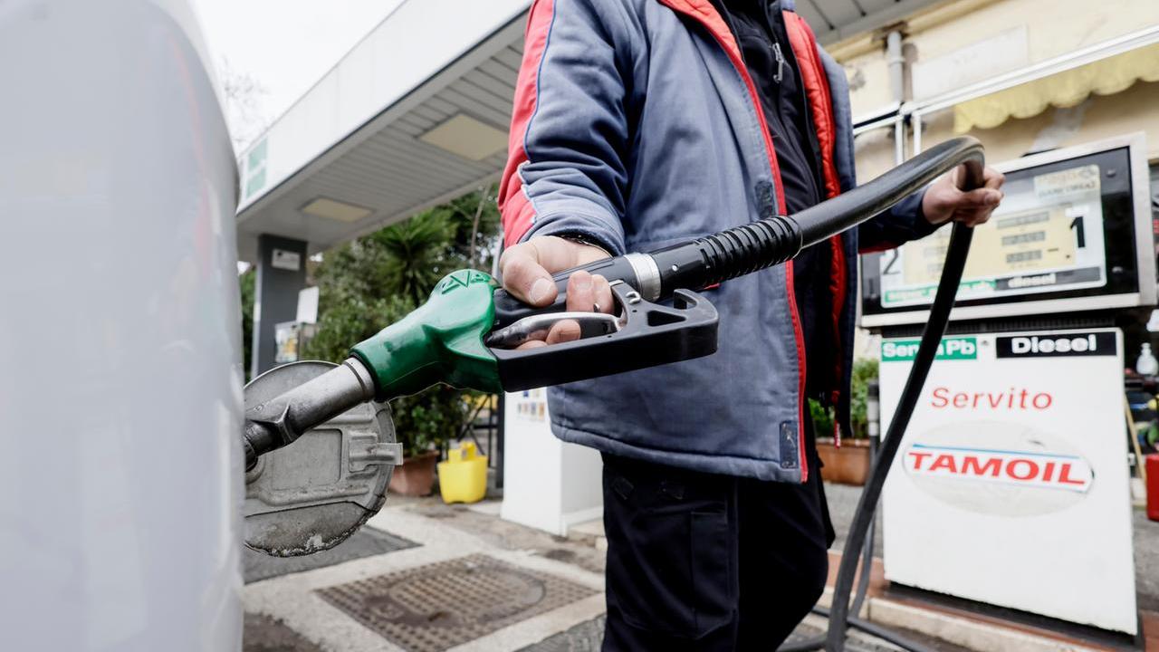 Gasolio, nuovo taglio sulle accise: ecco quanto si risparmia al litro e da quando