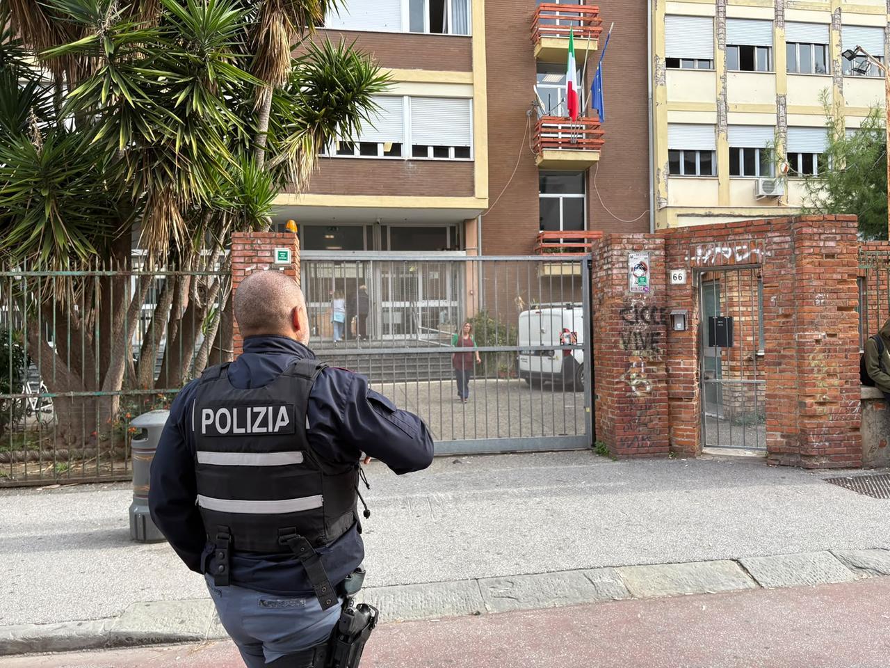 
	La polizia davanti alla scuola (foto Stick)

