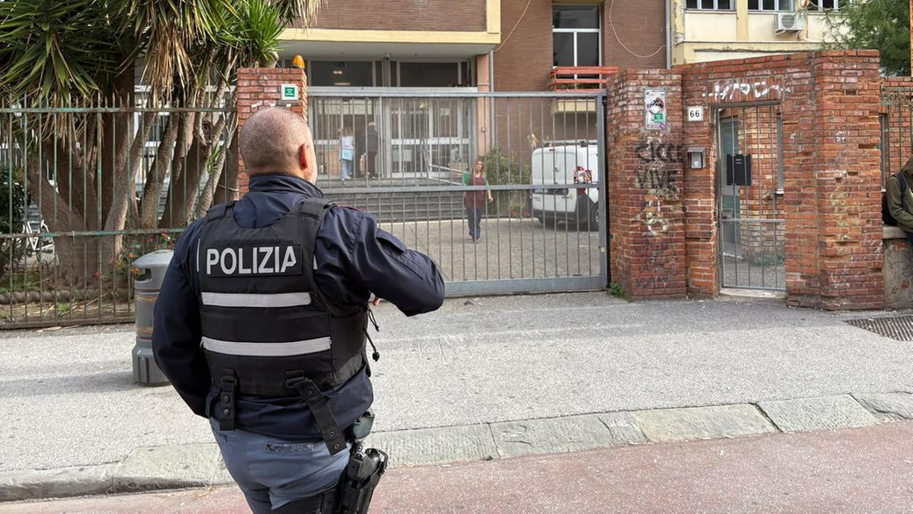 La polizia davanti alla scuola (foto Stick)