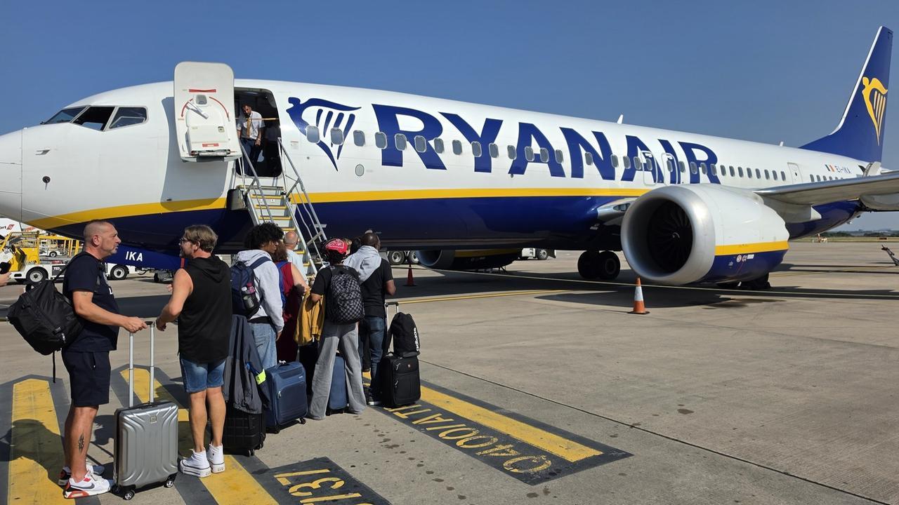Cagliari-Genova, oltre tre ore di ritardo sui voli Ryanair: «Ai passeggeri possono spettare 250 euro»