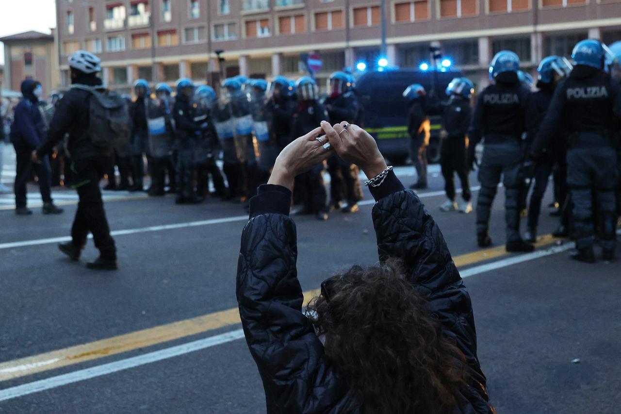 Manifestazione e scontri a Bologna, arrestato un 31enne modenese: «Si è scusato per quanto accaduto»