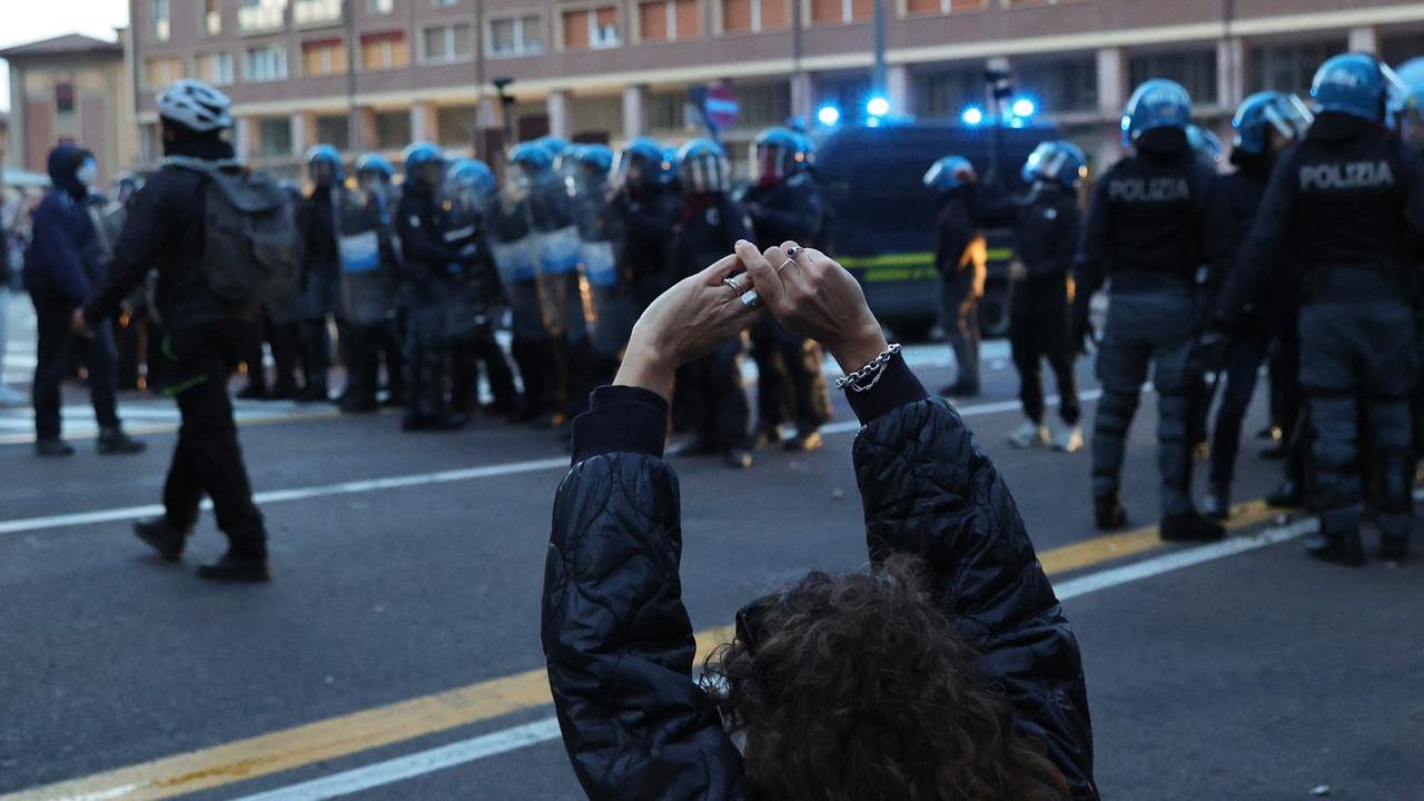 Manifestazione e scontri a Bologna, arrestato un 31enne modenese: «Si è scusato per quanto accaduto»