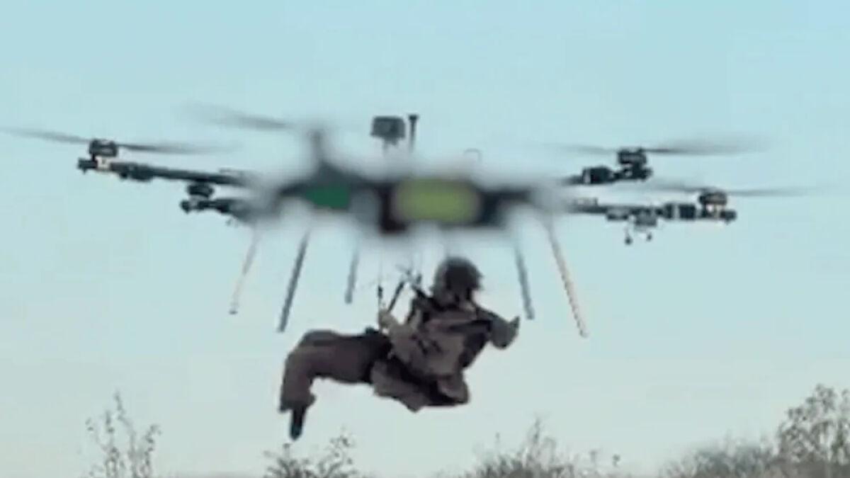 Ucraina, si amputa un piede per sopravvivere: un drone lo salva dopo 8 mesi in una buca