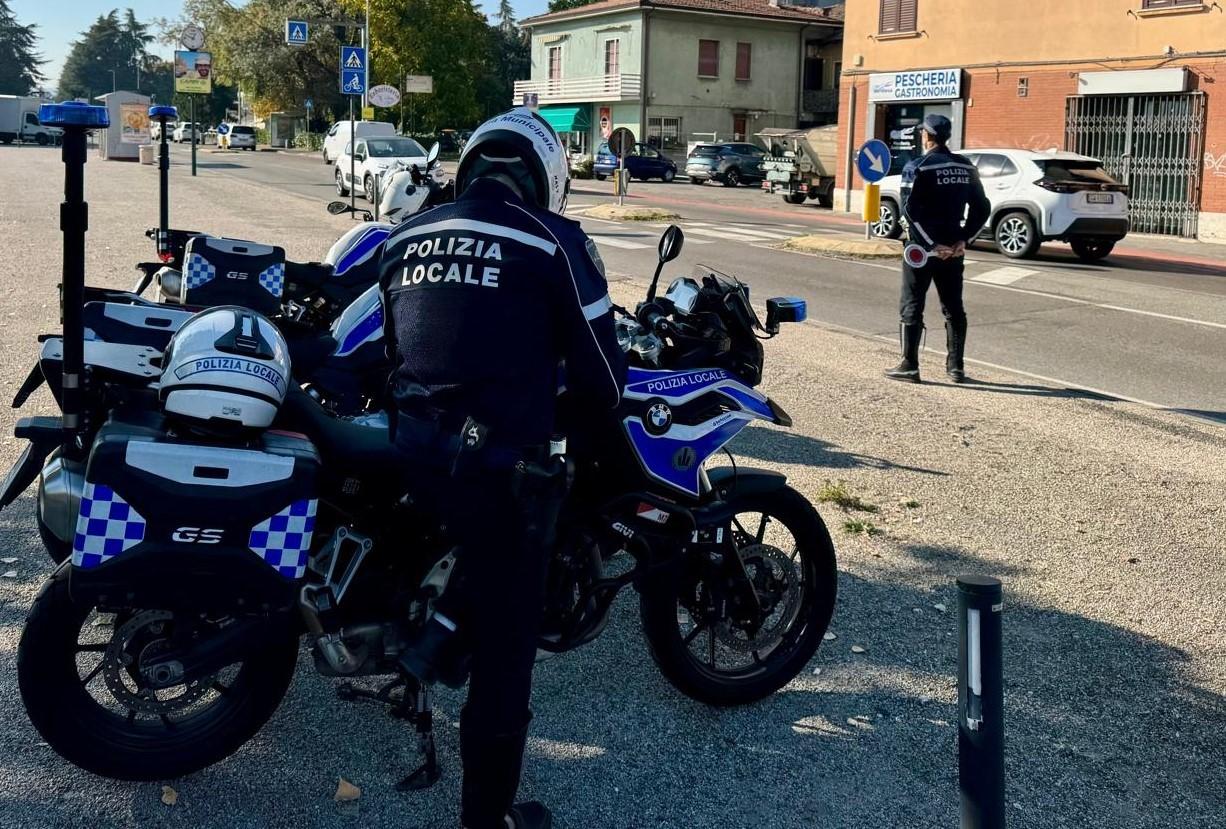 Investe un ciclista e scappa: trovato il pirata della strada, era senza patente da 13 anni