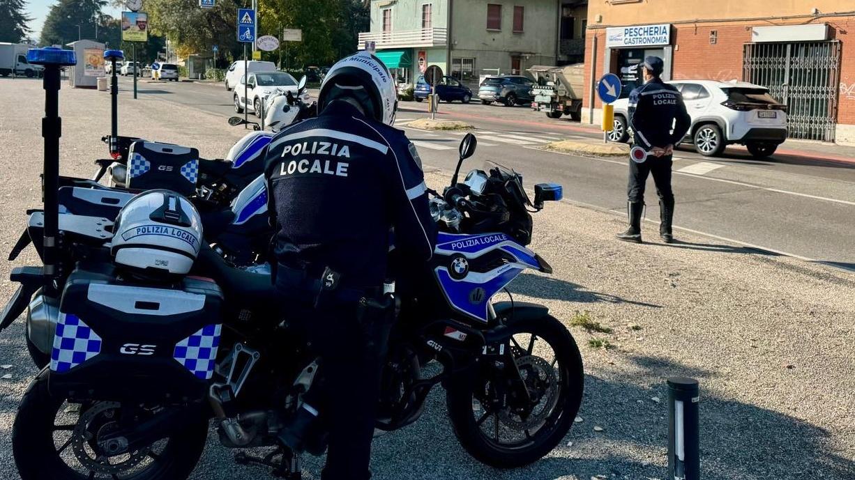 Investe un ciclista e scappa: trovato il pirata della strada, era senza patente da 13 anni