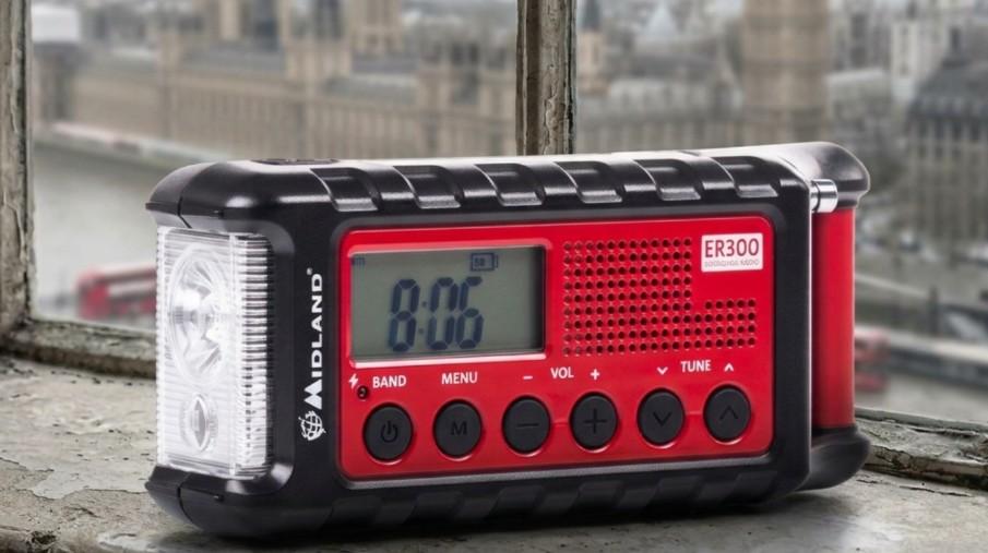 Cyber-attacchi e blackout in Inghilterra: le radio prodotte a Reggio Emilia vanno a ruba