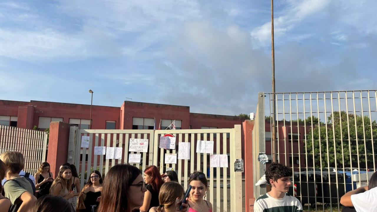 Una recente menifestazione degli studenti per la presenza di topi a scuola