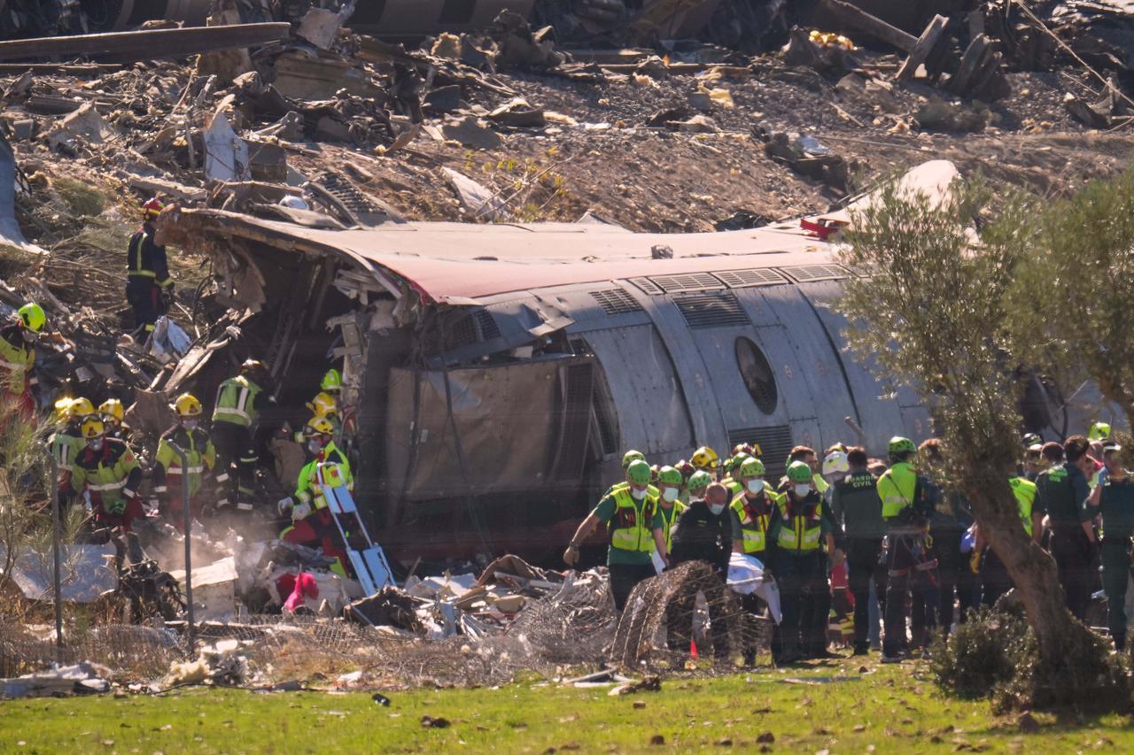 Disastro ferroviario in Spagna: decine di morti. Cinque italiani erano bordo, c’è una donna dispersa: è toscana