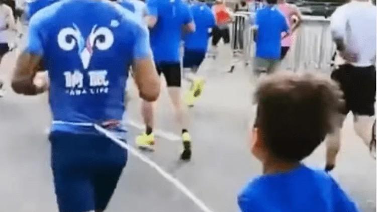 Bambino legato e costretto a correre una mezza maratona: runner squalificato tre anni – Il video social